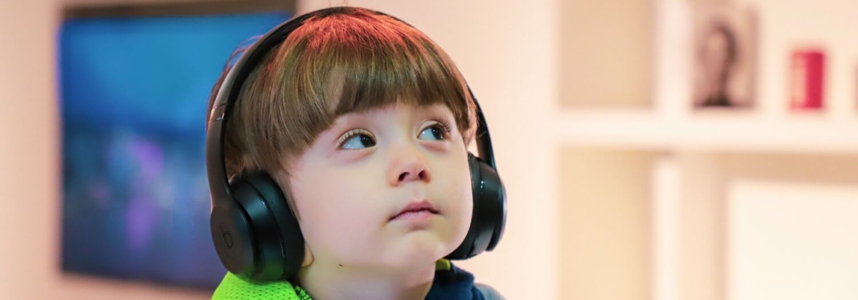 Een autistische jongen met een koptelefoon