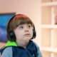Een autistische jongen met een koptelefoon